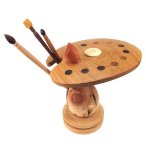 création personnalisée d'une palette de peintre en bois