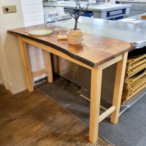 création personnalisée d'une table en bois massif pour un restaurant gastronomique