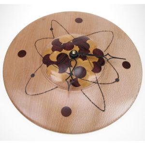 création personnalisée d'une pendule en bois massif avec un dessin d'atome