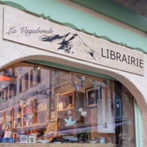 enseigne d'une librairie en bois peinte à la main